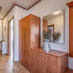2 Bedroom Awesome In Πούλα