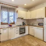 2 Bedroom Awesome In Πούλα