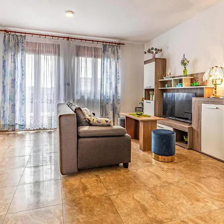 2 Bedroom Beautiful In Apartamento