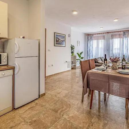 Apartamento 2 Bedroom Beautiful In Pula