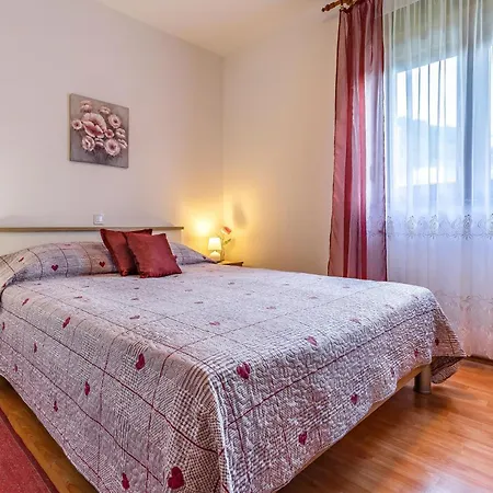 2 Bedroom Beautiful In Apartamento Pula