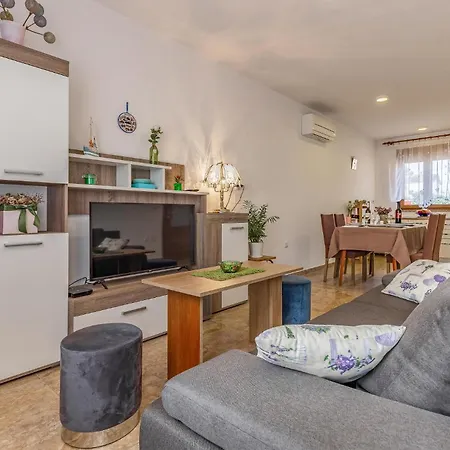 2 Bedroom Beautiful In 풀라