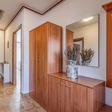 2 Bedroom Beautiful In 풀라