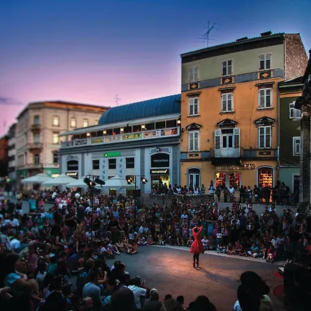 2 Bedroom Beautiful In 아파트 *