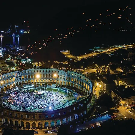 2 Bedroom Beautiful In 아파트 풀라