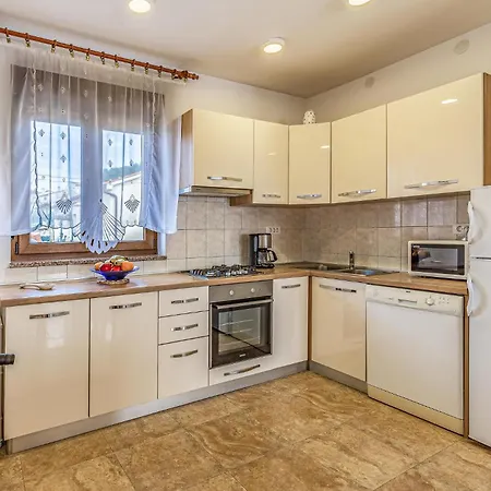 2 Bedroom Beautiful In 풀라