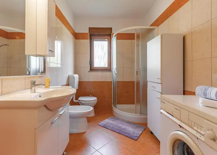 2 Bedroom Beautiful In Apartment Pula