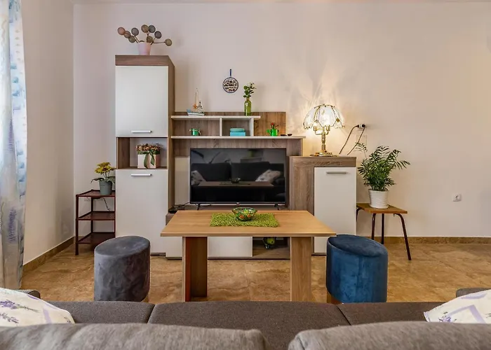 Apartment 2 Bedroom Beautiful In