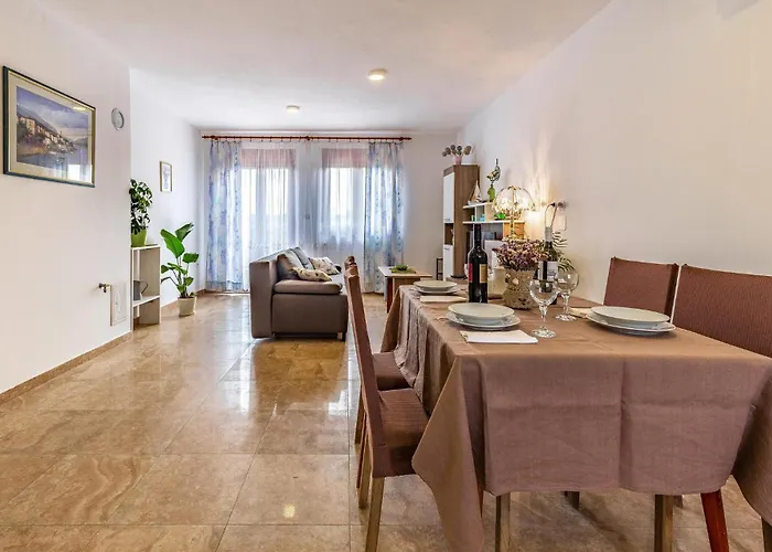 Apartment 2 Bedroom Beautiful In Pula