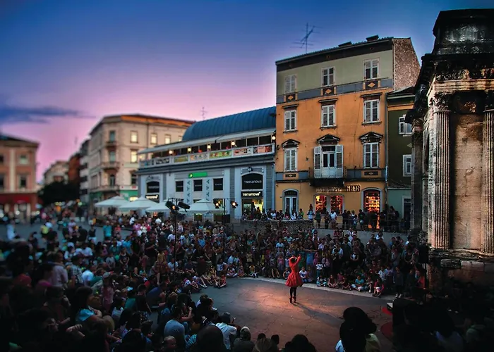 2 Bedroom Beautiful In Apartment *