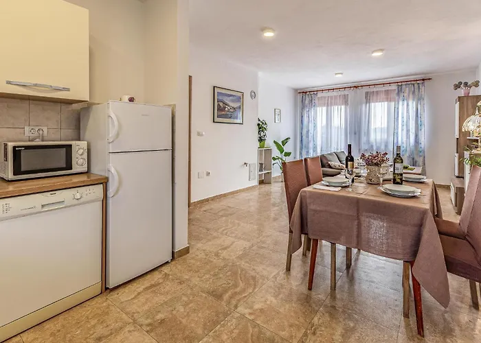 Apartment 2 Bedroom Beautiful In Pula