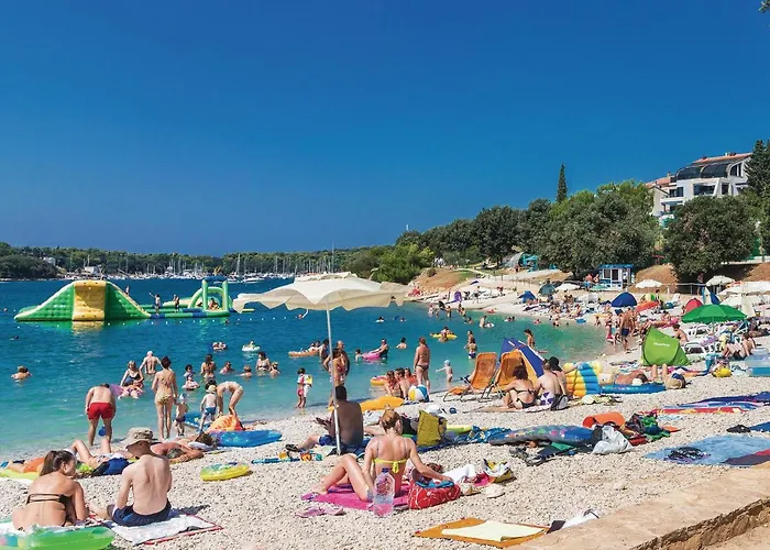 Apartment 2 Bedroom Beautiful In Pula