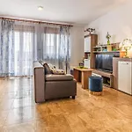 2 Bedroom Awesome In Apartamento